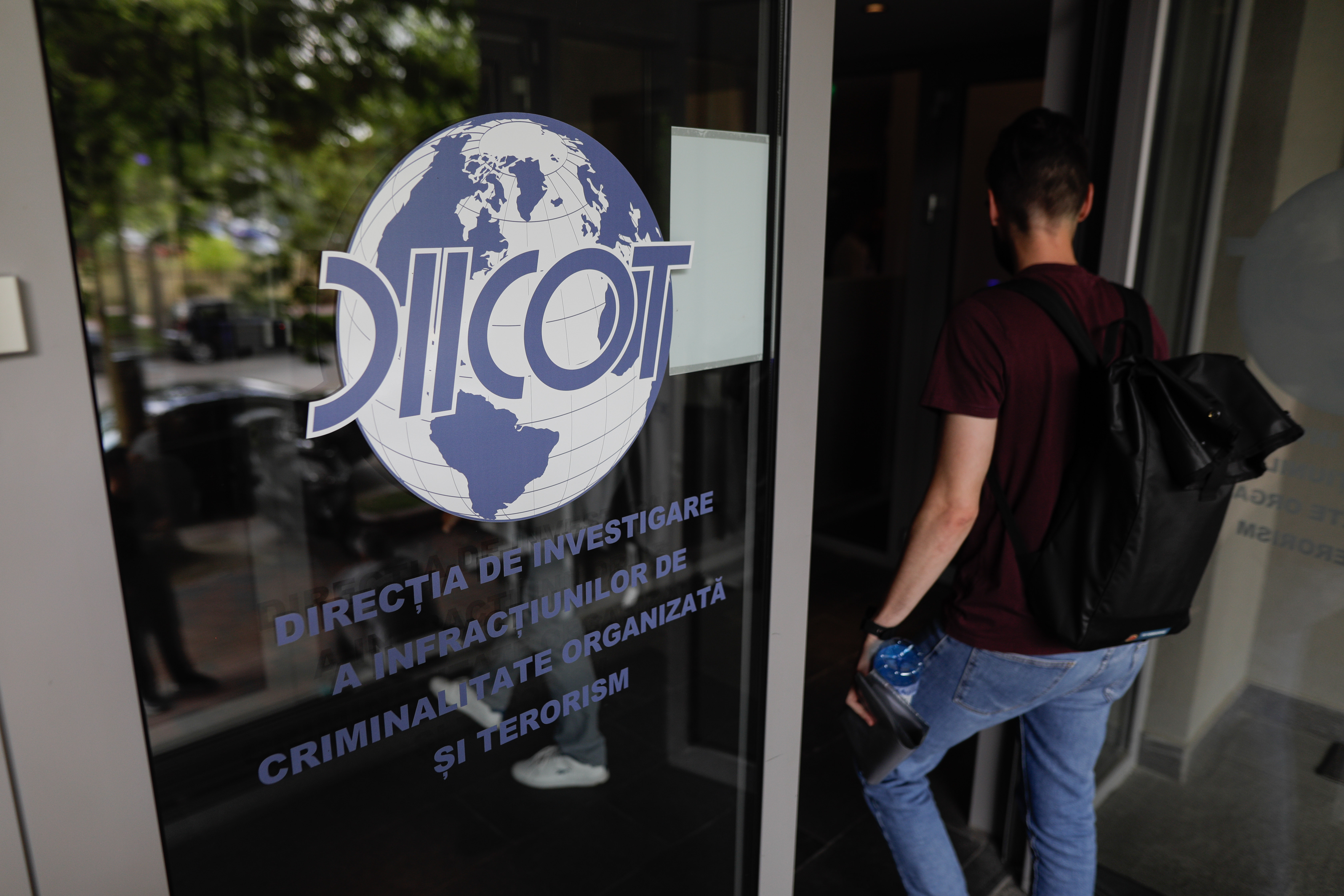 Un bărbat din Timişoara punea copii să trimită ameninţări cu bombă la mai multe instituţii. Acum e cercetat pentru ameninţare teroristă