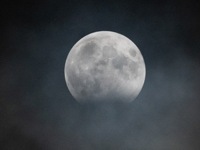 Partial lunar eclipse visible in Romania accompanied by Jupiter