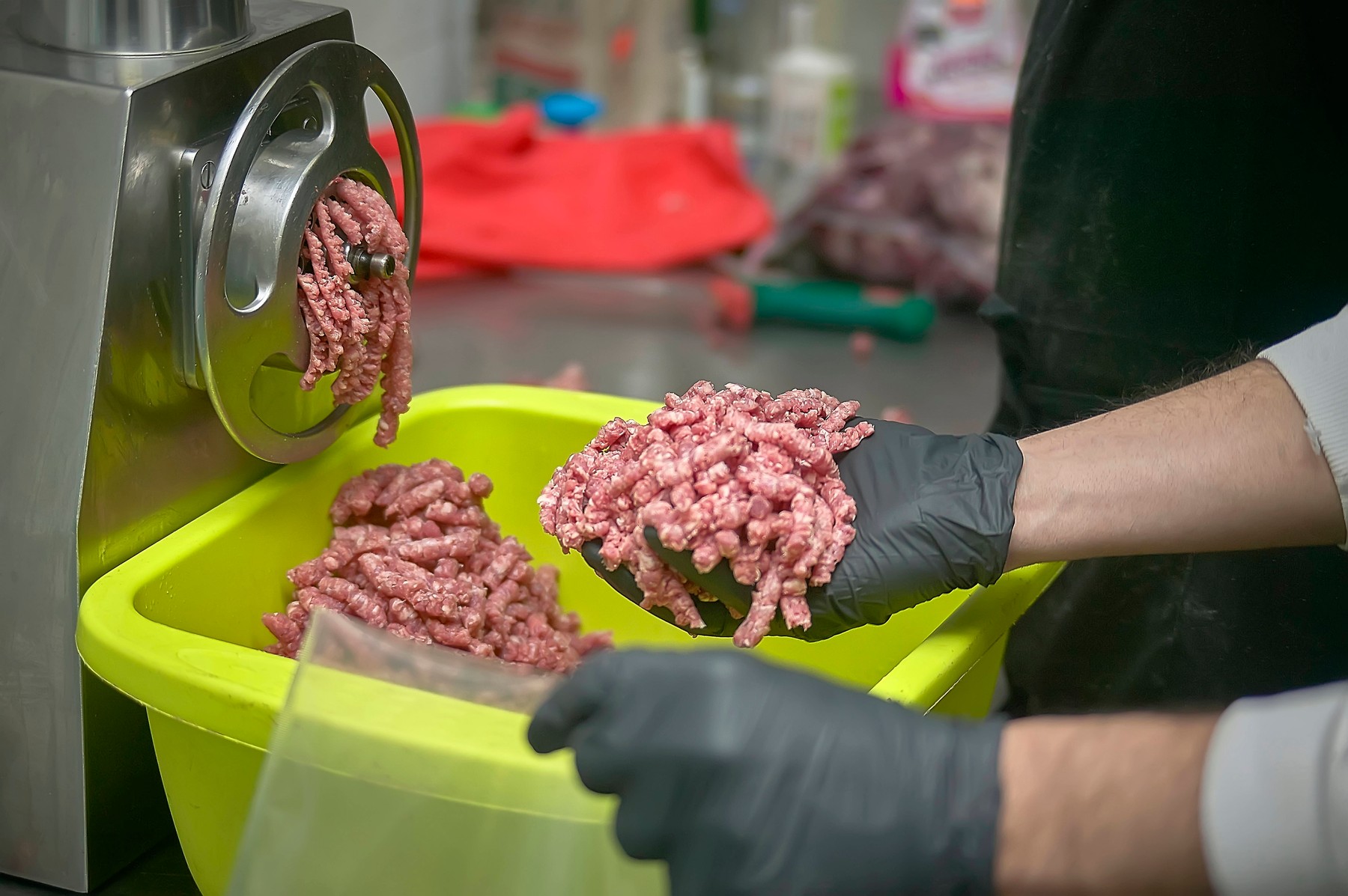Plafonarea adaosului comercial la alimentele de bază va fi prelungită cu 90 de zile. Lista, completată cu alte nouă produse (MADR)