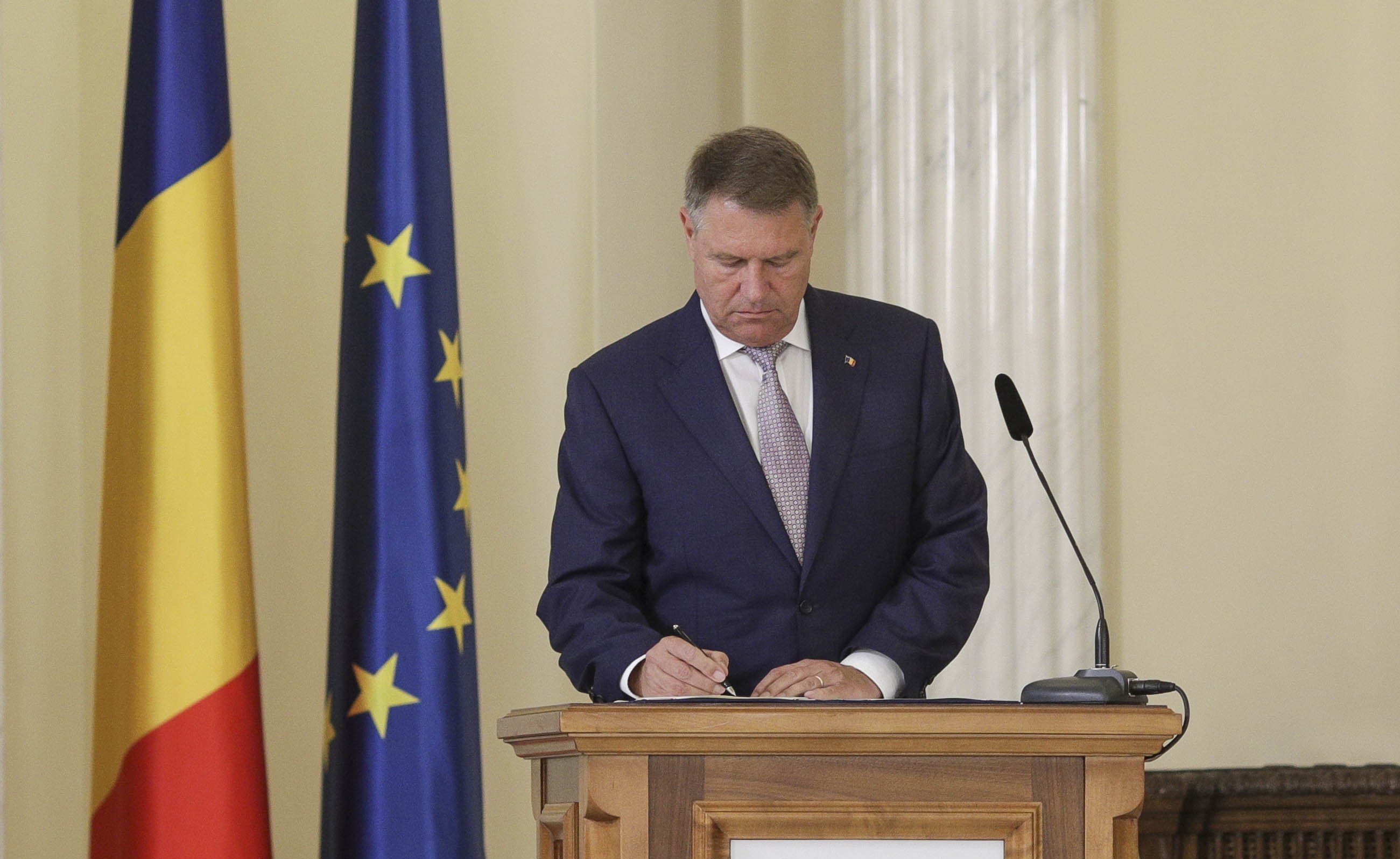 Iohannis a promulgat completările la legea pentru finalizarea procesului de restituire a imobilelor preluate abuziv în comunism