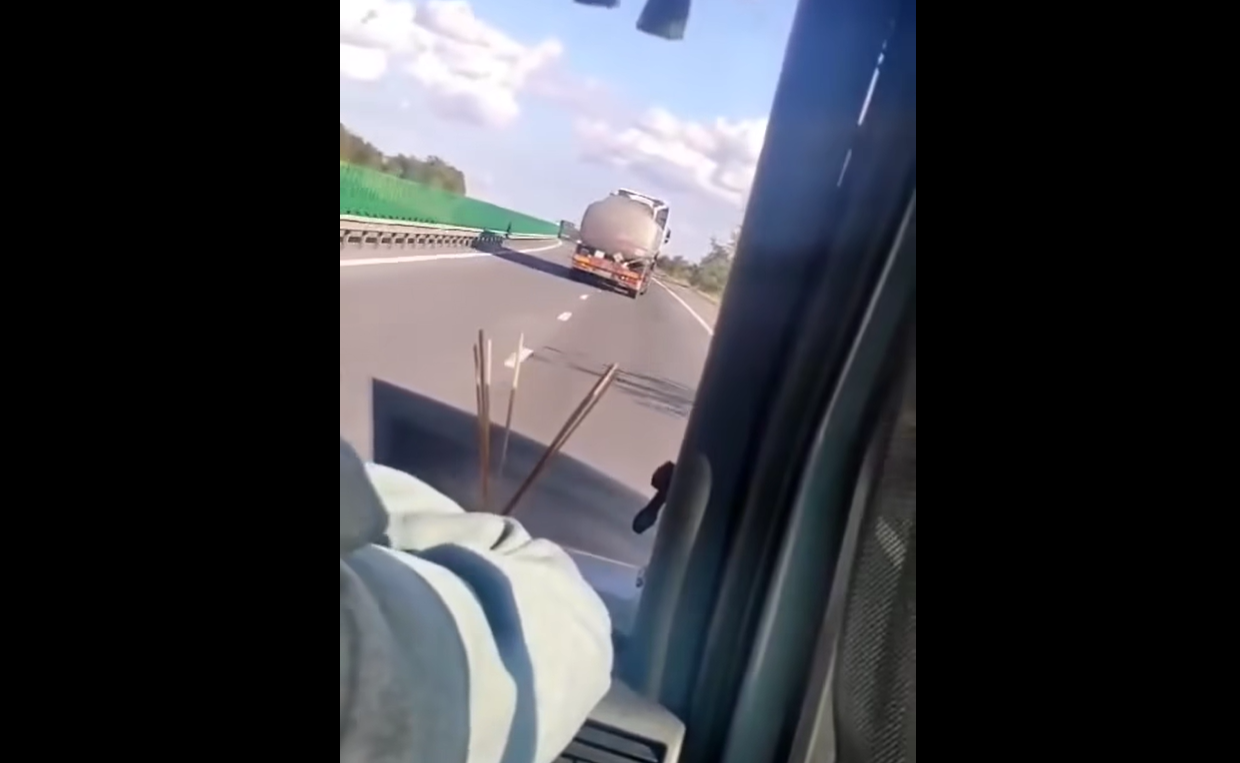 La un pas de tragedie pe Autostrada A2. Un șofer ucrainean beat mergea în zig-zag și ținea cu greu cisterna pe șosea