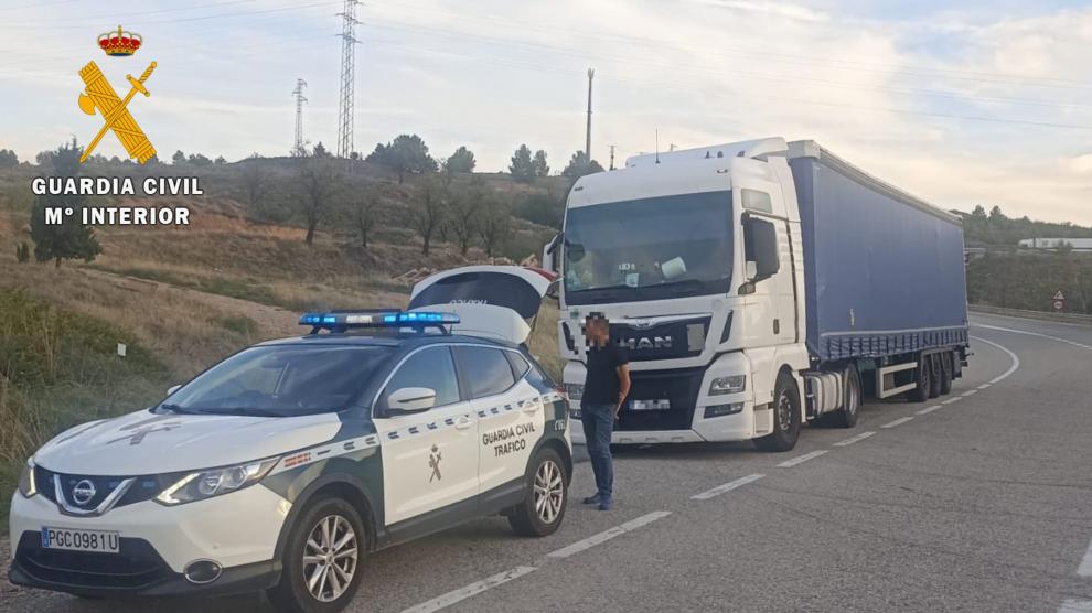 Un șofer de TIR român a fost văzut de poliție, în Spania, că vorbea la telefon. Când l-au oprit au văzut că era beat și drogat