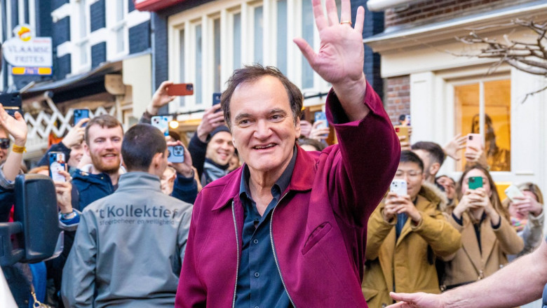 quentin tarantino face cu mâna