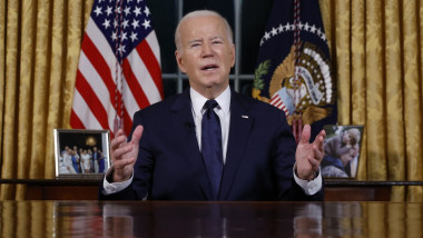 Joe Biden gesticulează în timpul unui discurs în Biroul Oval