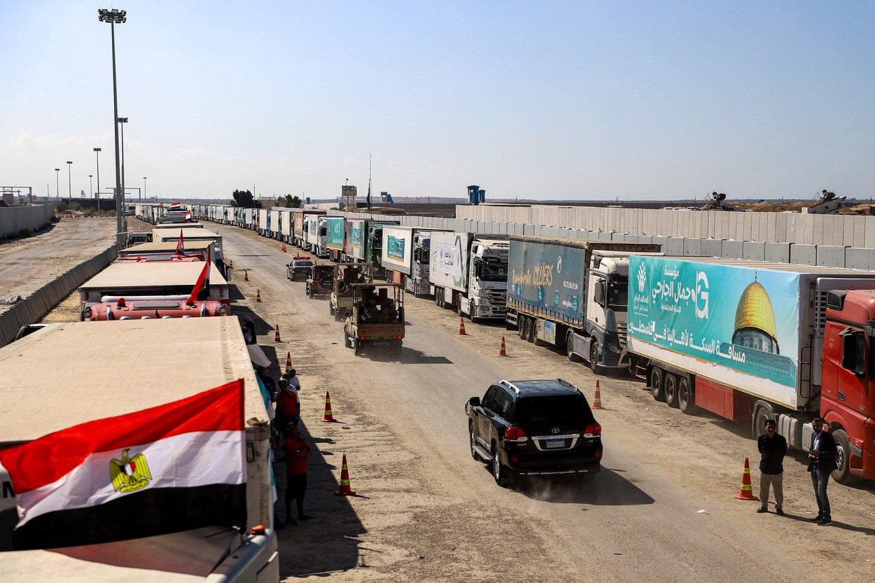 Primul camion cu combustibil intră în Gaza, alte două așteaptă la granița cu Egipt
