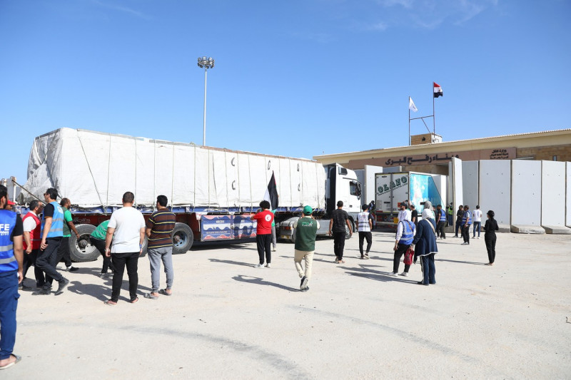 First relief convoy begins to enter Gaza Strip from Egyptian side of Rafah crossing