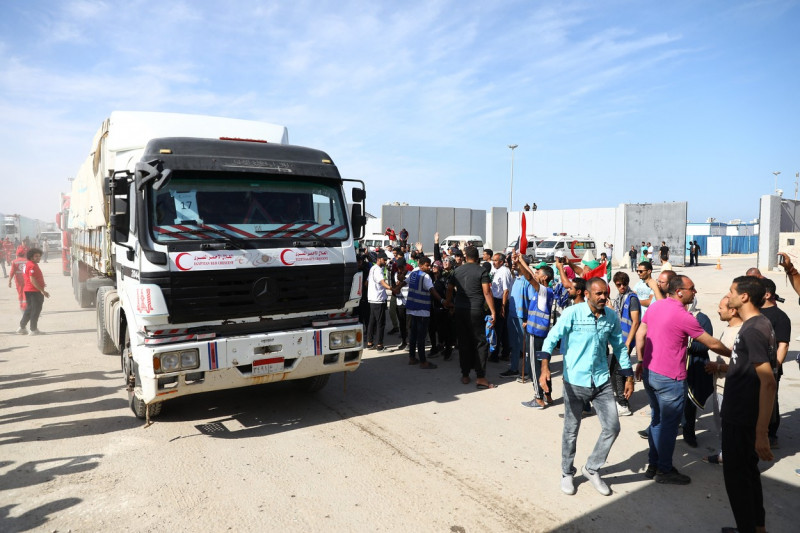 First relief convoy begins to enter Gaza Strip from Egyptian side of Rafah crossing