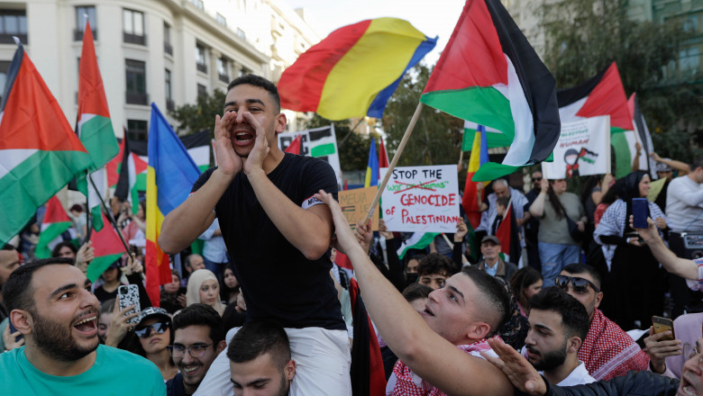 manifestatie a palestinieniolor la bucuresti, piata universitati, steaguri, bannere