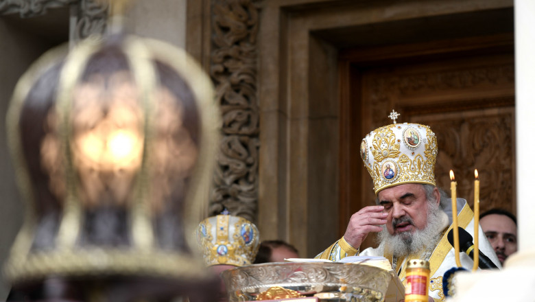Patriarhul Daniel își face cruce