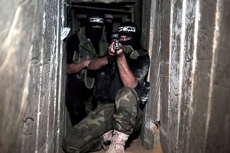 luptători Hamas într-un tunel