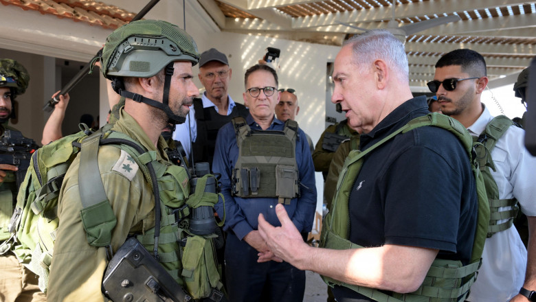 Premierul israelian Benjamin Netanyahu discută cu militari israelieni