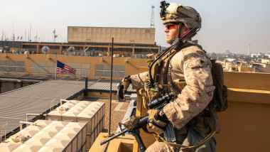 Militar american pe acoperișul ambasadei SUA din Baghdad