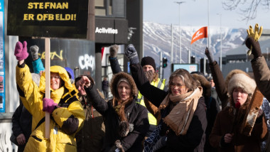 femei protestează în Islanda cu pancarde