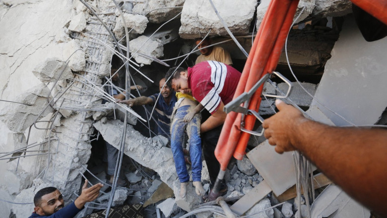 copil scos de sub ruine in gaza