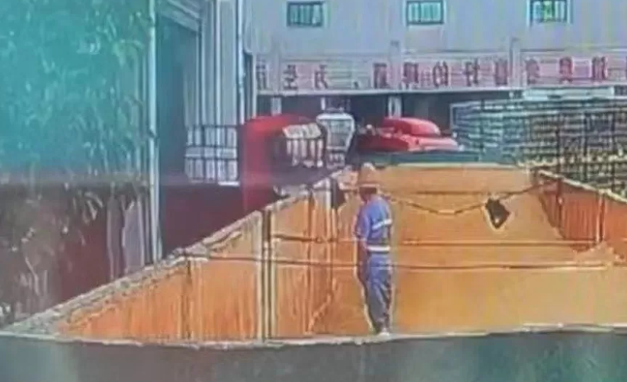 Un muncitor a fost filmat în timp ce urinează într-un container dintr-o fabrică de bere din China. Sortimentul se vinde și în România