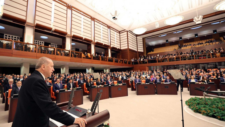 președintele turc recep erdogan se adreseaza parlamentului turc de la pupitru