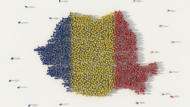 Grup mare de oameni formând harta României și steagul național