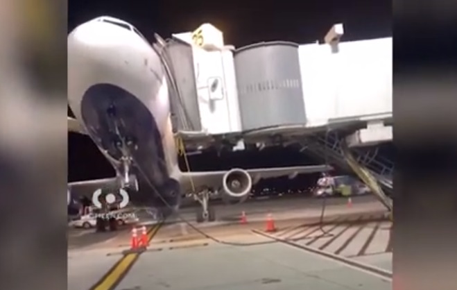 VIDEO Un avion se ridică pe coadă, în timp ce este descărcat de bagaje pe un aeroport din New York