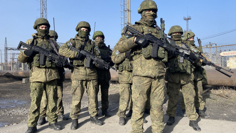 militari rusi cu mitraliere