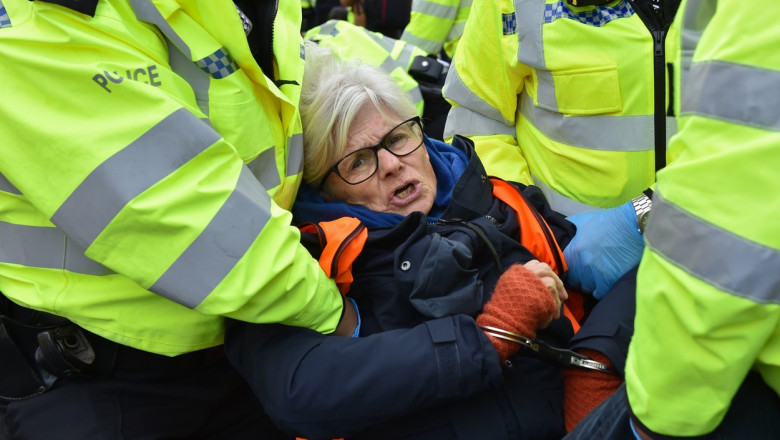 bătrânică arestată și dusă cu forța de polițiștii din Londra