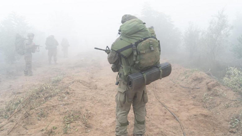 Soldat cu spatele într-o zonă cu ceață