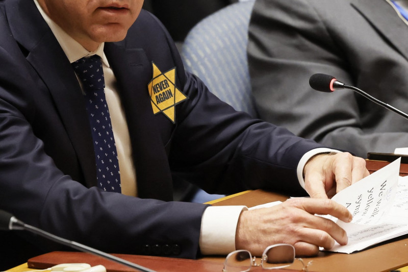 Ambasadorul Israelului la ONU, Gilad Erdan, şi-a agăţat steaua galbenă pe piept, luni, în cursul unei reuniuni a Consiliului de Securitate, declarând că o va „purta cu mândrie” până când Consiliul Naţiunilor Unite va condamna „atrocităţile” comise de Hamas. „Unii dintre voi nu au învăţat nimic în ultimii 80 de ani. Unii dintre voi au uitat pentru ce a fost creată această organizaţie (ONU)”, a afirmat ambasadorul israelian, adresându-se celor prezenţi. În discursul său, el a denunţat „tăcerea” Consiliului de Securitate cu privire la atacurile teroriste. Consiliul, profund divizat, nu a adoptat nicio rezoluţie pe tema războiului între Israel şi Hamas. „Aşa că o să vă reamintesc. Începând de astăzi, de fiecare dată când vă veţi uita la mine, vă veţi aminti ce înseamnă să rămâi tăcut în faţa răului”, a declarat ambasadorul israelian. „La fel ca bunicii mei şi bunicii milioanelor de evrei, începând de azi, eu şi echipa mea vom purta stele galbene”, a adăugat el, ridicându-se pentru a-şi agăţa pe costum o stea galbenă cu mesajul „Never again!”, cu referire la steaua pe care naziştii îi obligau pe evrei să o poarte. „Vom purta această stea până când vă veţi trezi şi veţi condamna atrocităţile comise de Hamas”, a declarat ambasadorul Gilad Erdan. Benjamin Netanyahu a calificat atacurile din 7 octombrie „cea mai teribilă crimă comisă împotriva evreilor după Holocaust”.  Consiliul de Securitate al ONU a afişat, în ultimele două săptămâni, diviziuni profunde cu privire la acest război şi la impactul său, respingând patru proiecte de rezoluţii. Unele texte au fost blocate în special de SUA, aliate ale Israelului, pentru că nu menţionau dreptul Israelului de a se apăra. O alta, prezentată de americani, a fost blocată de Rusia şi China, în special pentru că nu cerea o încetare a focului. În faţa acestui impas în Consiliu, Adunarea Generală a ONU a preluat problema în mâinile sale şi a adoptat, vineri, cu o largă majoritate, o rezoluţie cu caracter neconstrângător, care cere o „pauză umanitară imediată”, dar nu menţionează deloc Hamas. Acest text a fost calificat drept o „infamie” de ambasadorul Erdan.