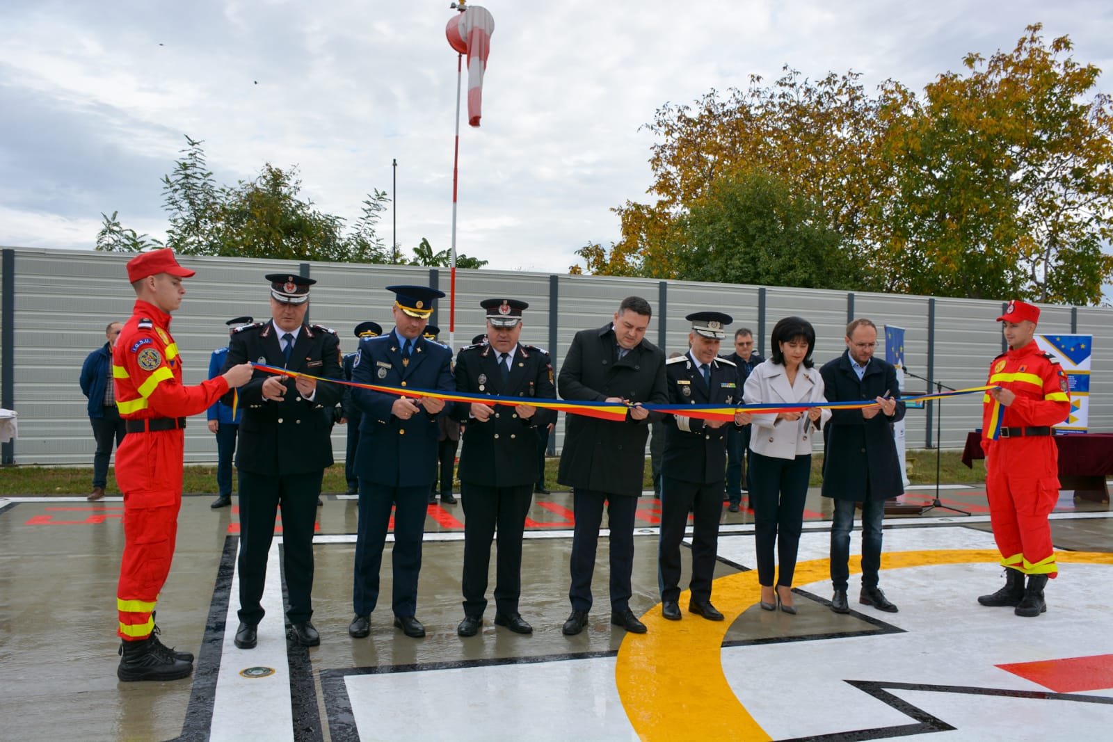 Șapte la o panglică. Imagini virale cu oficiali îngrămădiți la ceremonia de inaugurare a heliportului din Botoșani