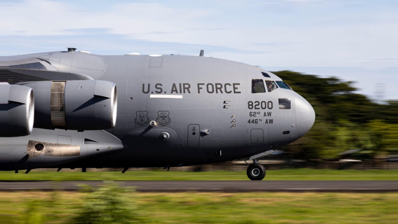 A U.S. Airforce C-17 Globemaster decoleaza