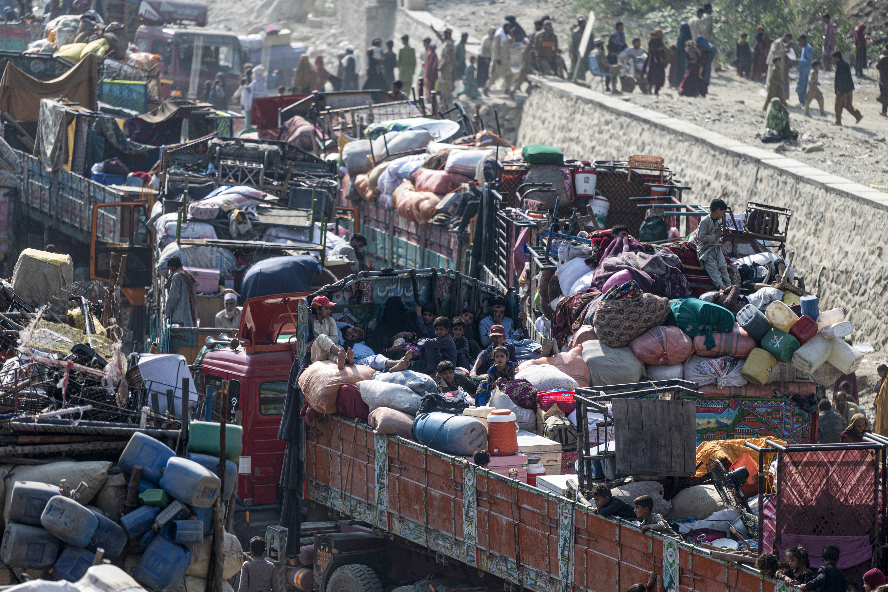 Exodul din Pakistan. Guvernul le ordonă celor 1,7 milioane de afgani să plece până mâine, granița e blocată de 10.000 de oameni