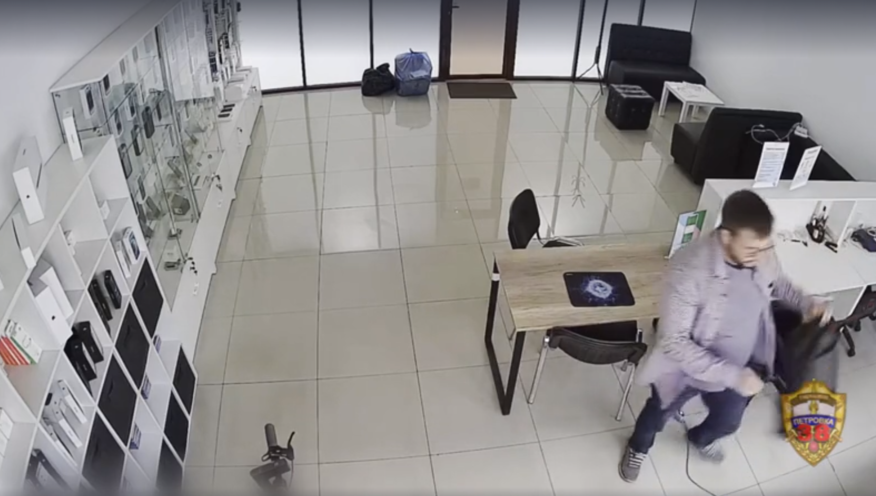 Un bărbat a furat 53 de iPhone în prima lui zi de muncă la un magazin de electronice
