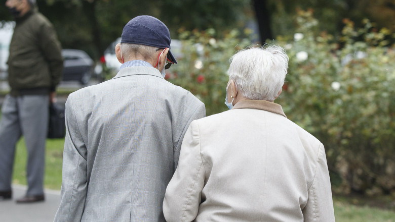 pensionari cu spatele, se tin de brat