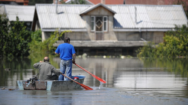 inundatii moldova oameni cu barca