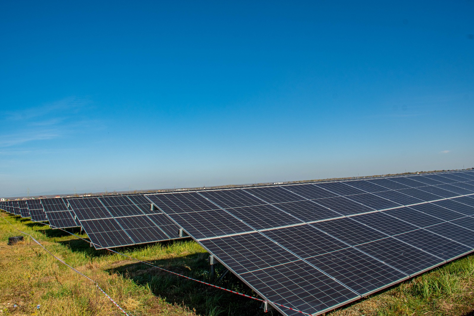 Cel mai mare parc fotovoltaic din sud-estul Europei a fost inaugurat în Argeş. Ar putea alimenta 100.000 de gospodării
