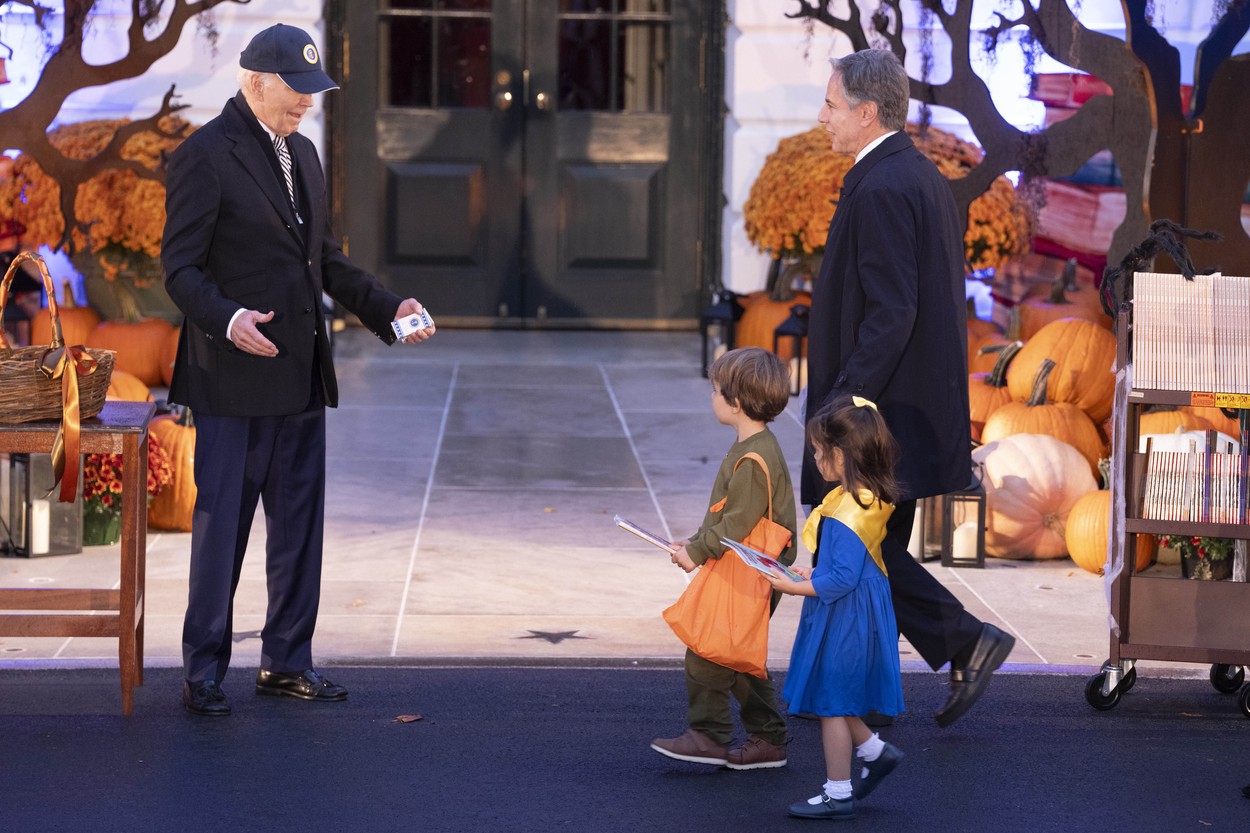 Copiii lui Blinken s-au costumat în Zelenski de Halloween și au mers la Biden: „Ne dați ori nu ne dați?”