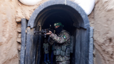 Militant Hamas la intrarea într-un tunel din Gaza