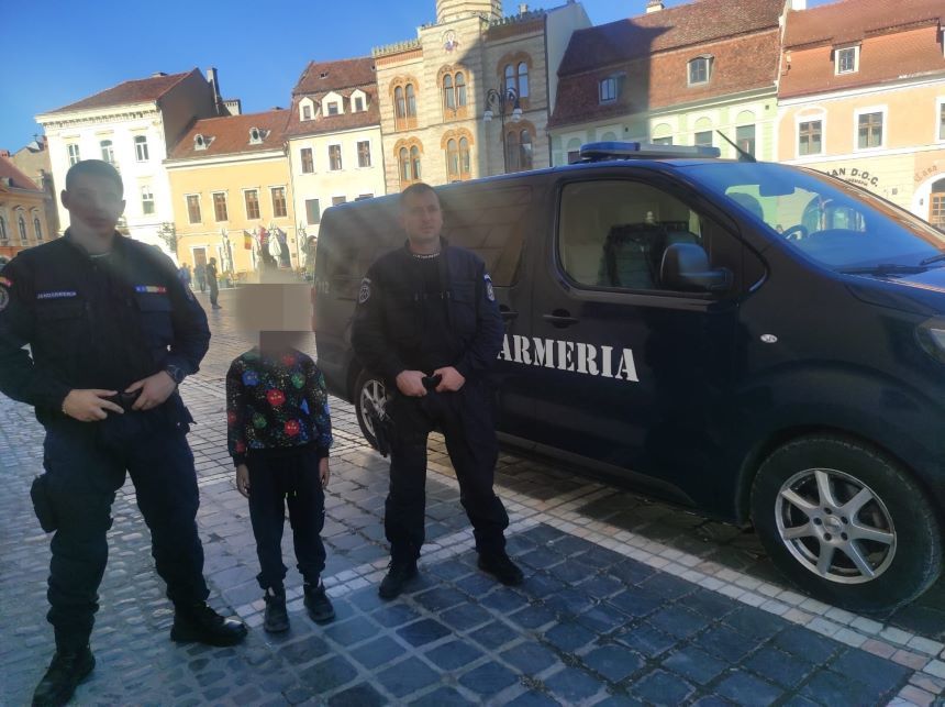Un copil aflat în excursie s-a rătăcit de grup, în Brașov. O femeie a văzut că se juca în Piaţa Sfatului de zeci de minute, neînsoţit