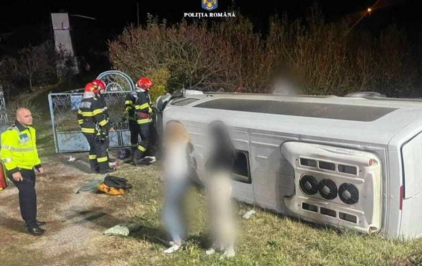 FOTO. Microbuz cu 12 persoane, implicat în accident rutier în Dâmboviţa. A fost activat Planul Roşu de Intervenţie