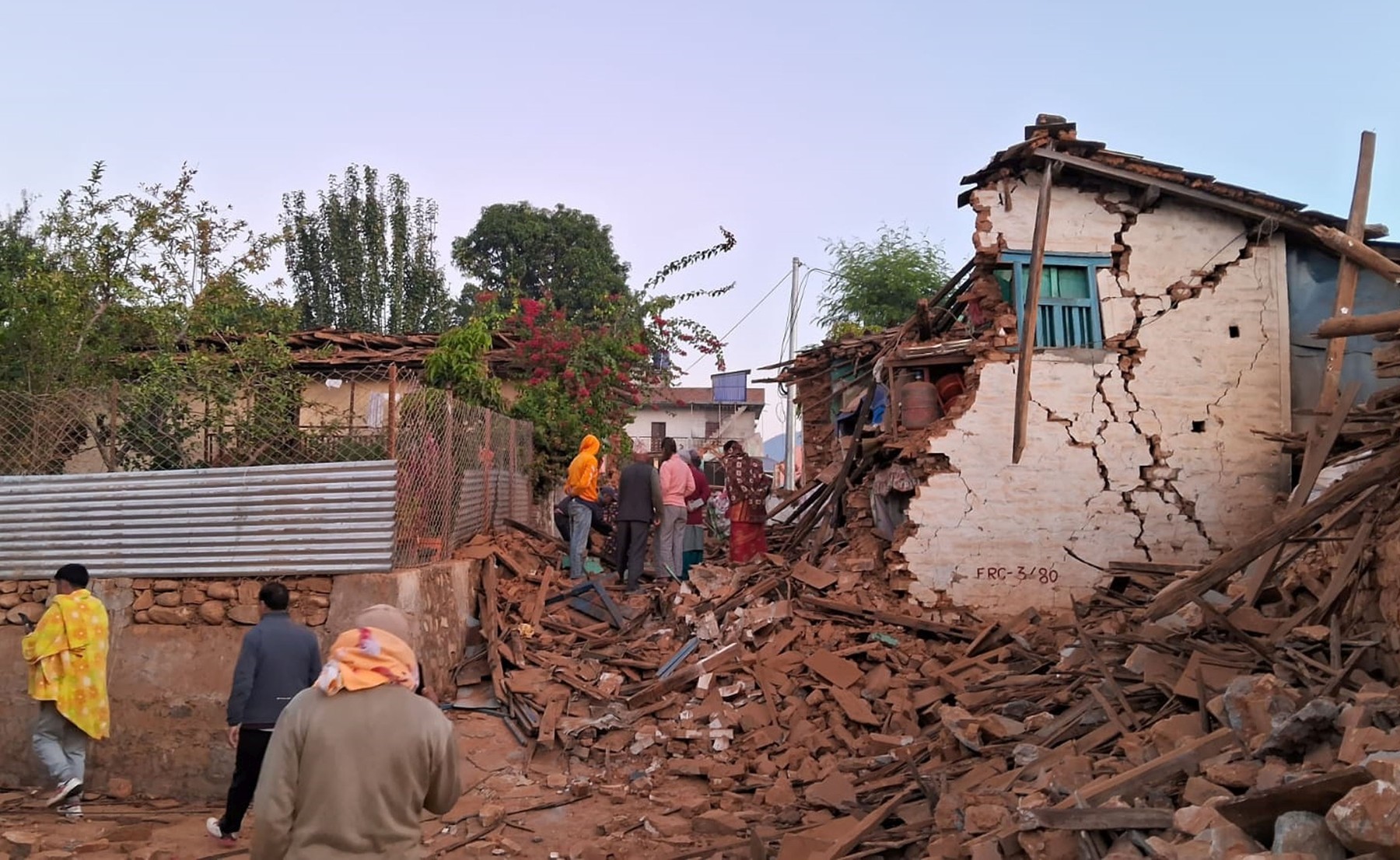 Cutremur în Nepal, resimțit și în India la New Dehli. Cel puțin 150 de persoane au murit iar 100 sunt rănite