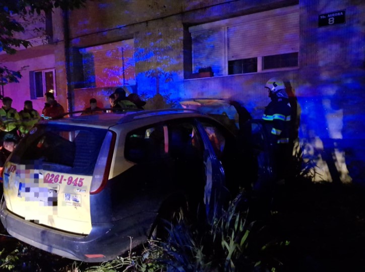 Un bărbat a furat un taxi după o ceartă pe banii de cursă. După scurt timp, a lovit un bloc și a murit