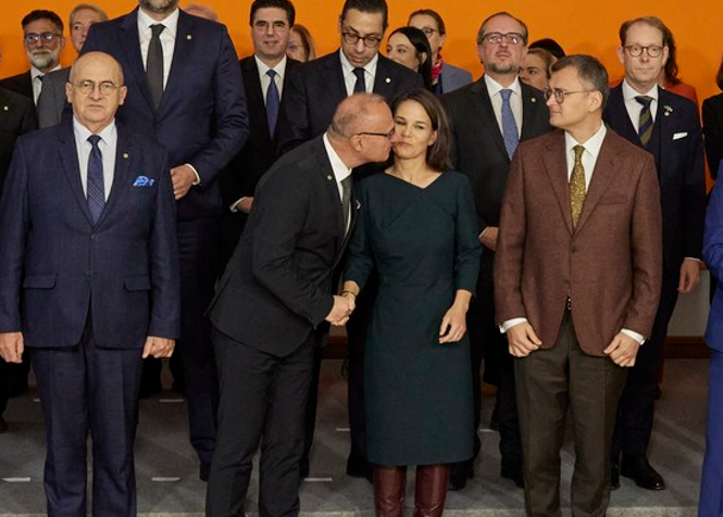 Moment stânjenitor. Ministrul croat de Externe a încercat să o sărute pe Annalena Baerbock, omologul său german, la summitul UE