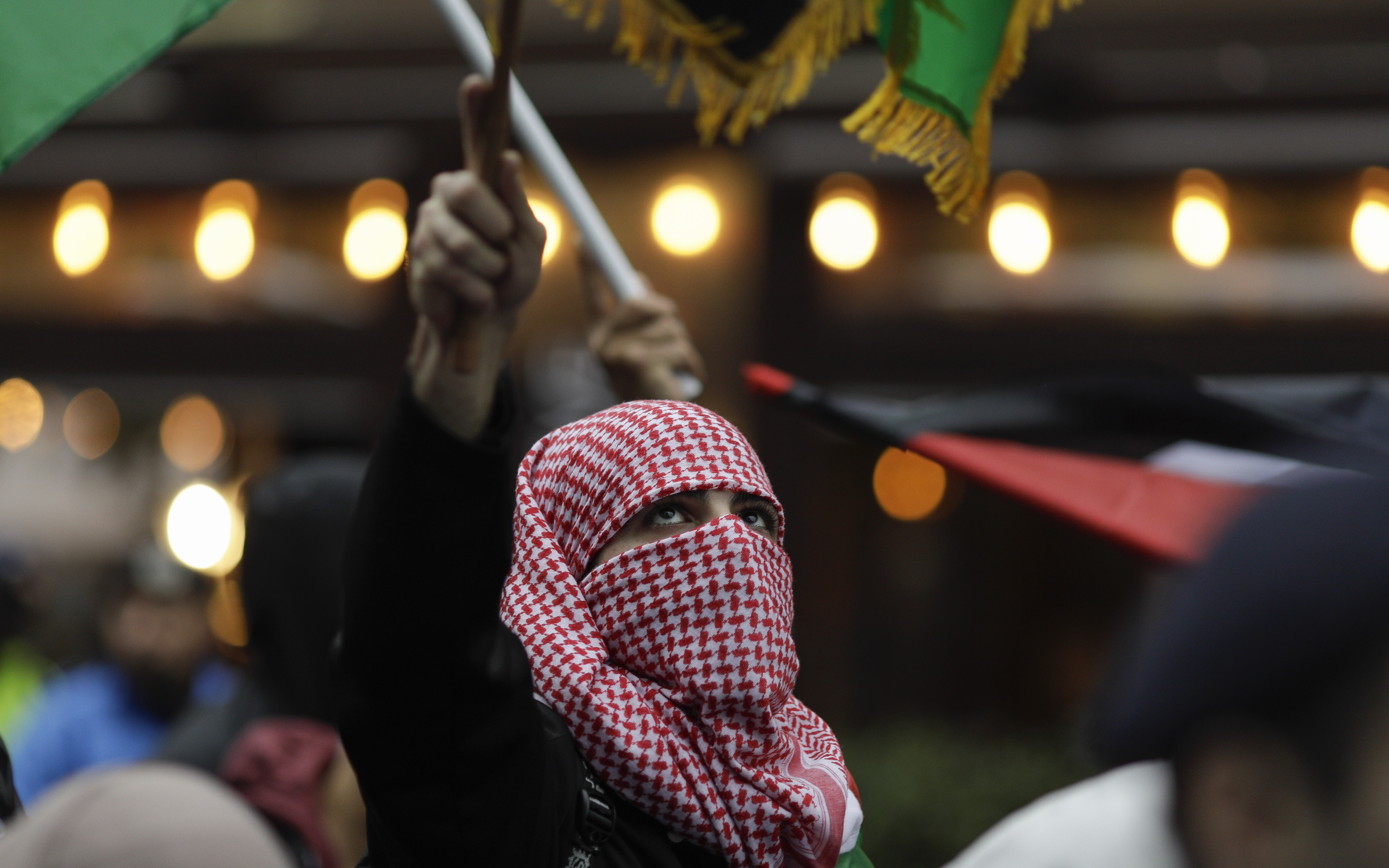 Trei tineri prinși cu spray-uri lacrimogene și petarde la mitingul pro-palestinian din Piața Universității