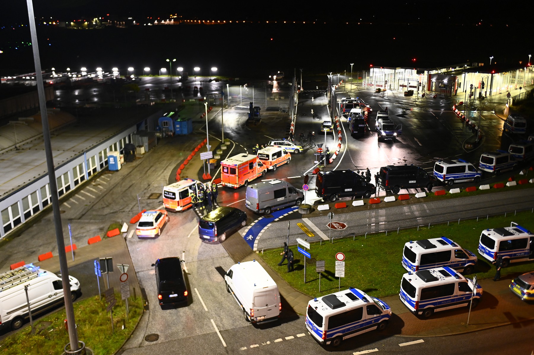 După 18 ore în care un bărbat și-a ținut ostatic copilul, alerta de pe aeroportul din Hamburg s-a încheiat