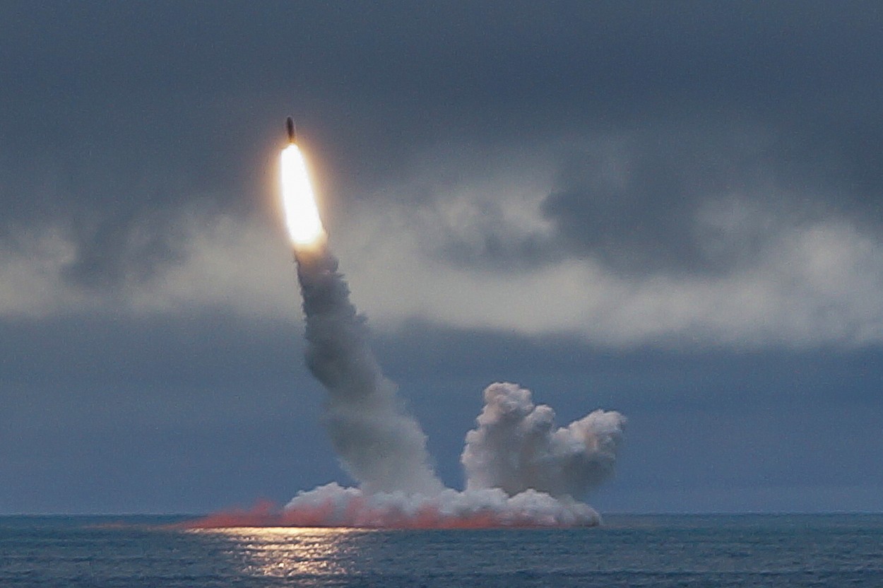 Rusia anunță că a testat cu succes lansarea unei rachete cu focoase nucleare Bulava de pe submarinul Imperator Aleksandr III