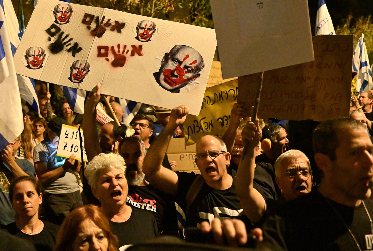 Protest în fața casei lui Netanyahu, din Ierusalim. Oamenii au cerut demisia premierului israelian