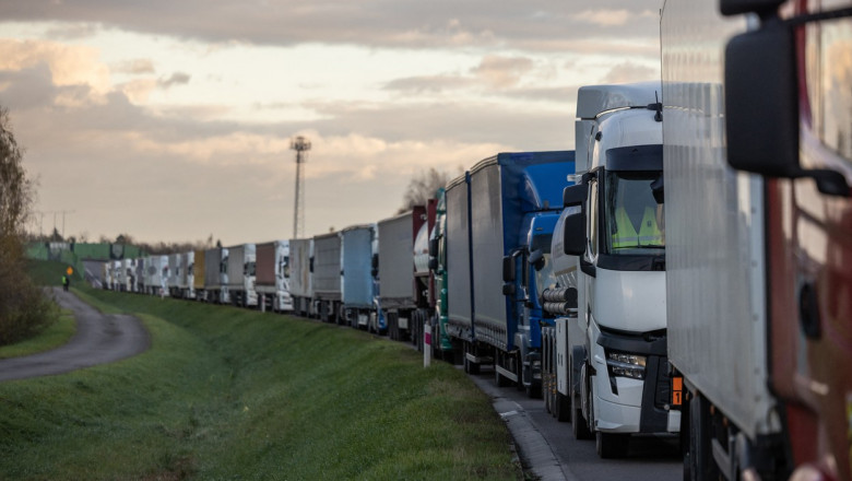 Zeci de companii poloneze de transport au blocat luni trei puncte de trecere a frontierei între Polonia şi Ucraina