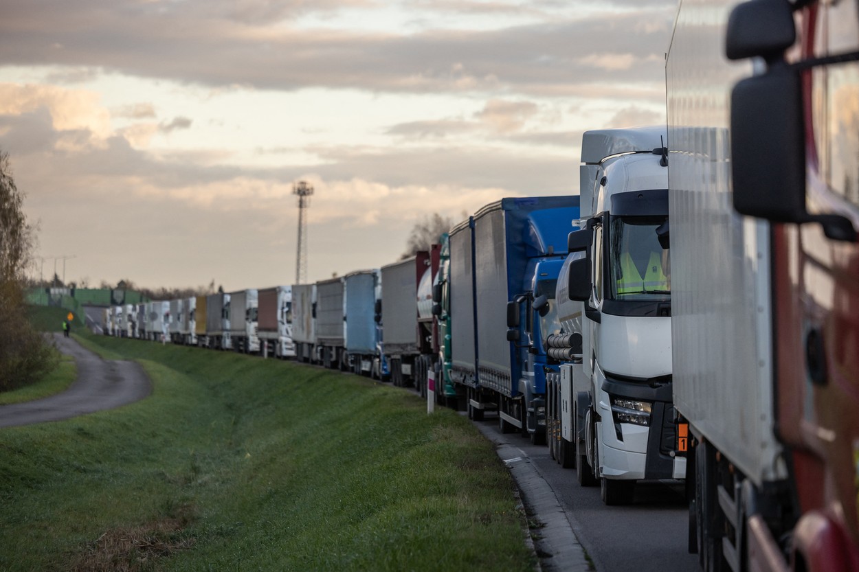 Şoferii de camion polonezi au blocat frontiera cu Ucraina pentru a denunţa „concurenţa neloială”
