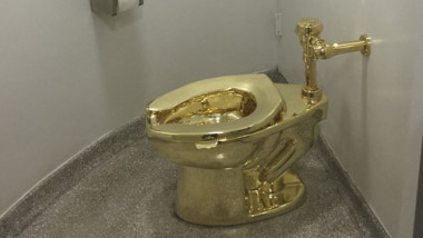 toaleta din aur