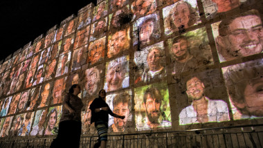 panou cu imagini ale ostaticilor luați de militanții Hamas din Israel