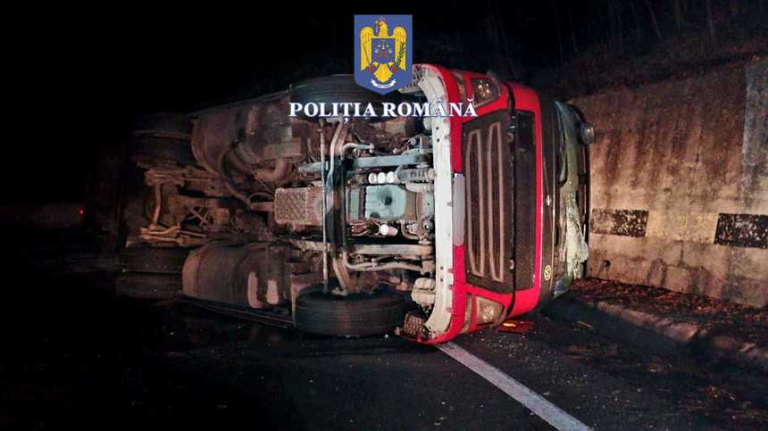 Cisternă încărcată cu combustibil termic, răsturnată pe DN 13. Traficul este blocat, iar poliţia recomandă rute alternative