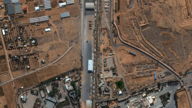 Imagine din satelit cu camioane cu ajutoare care se indreapta spre Rafah